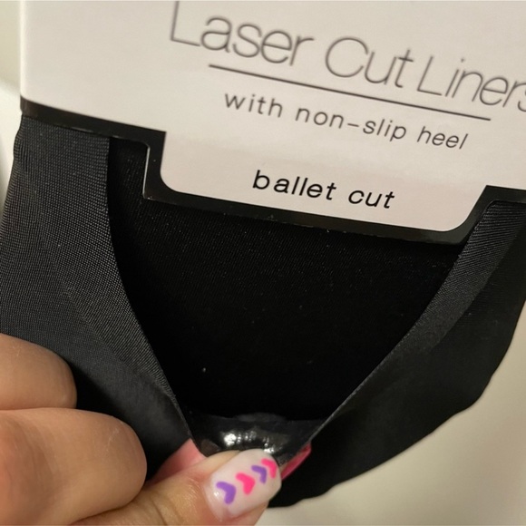 Laundry by Shelli Segal laser cut liners - Picture 5 of 5